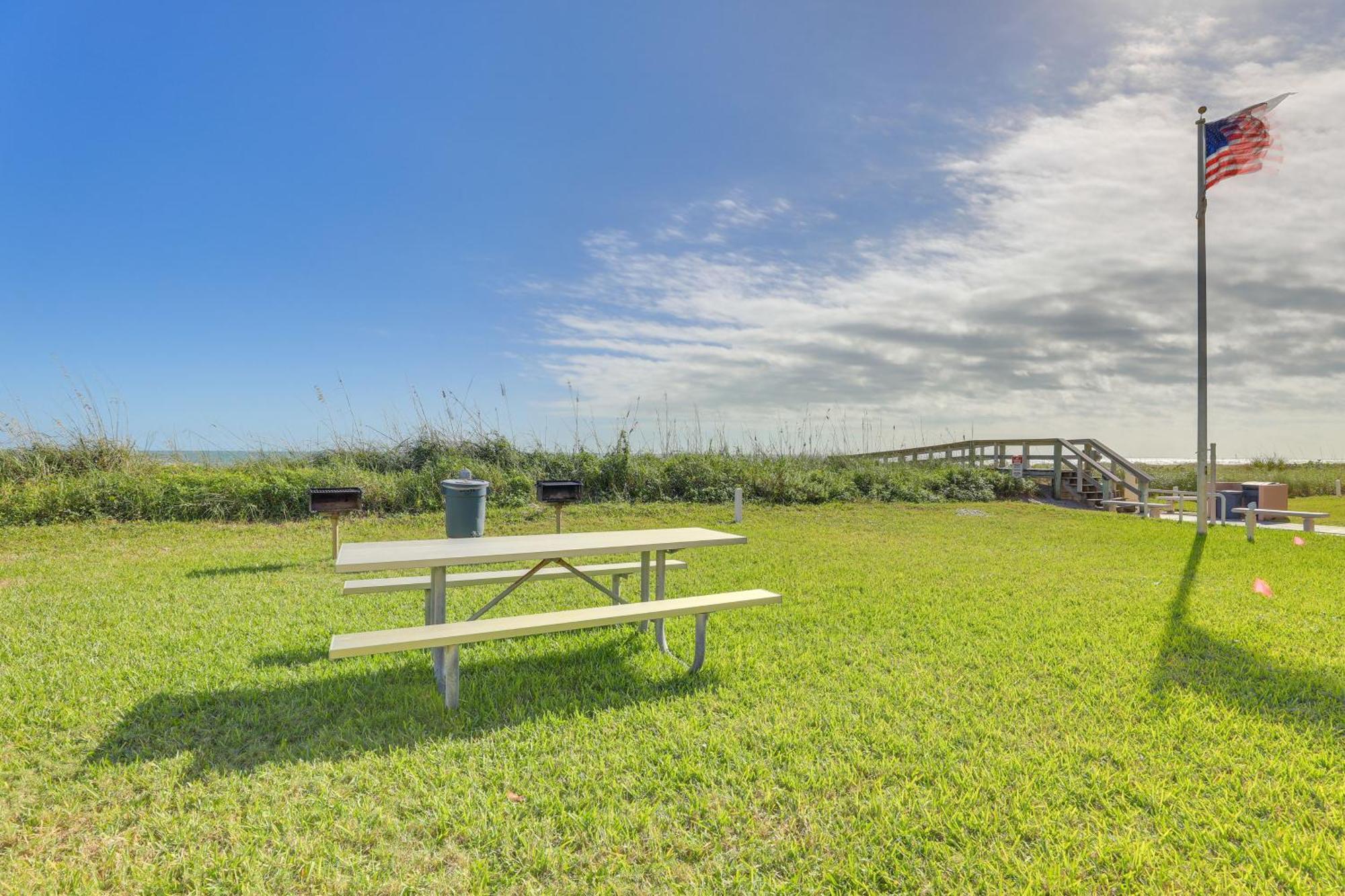 Central Cocoa Beach Condo With View, Steps To Beach! 외부 사진